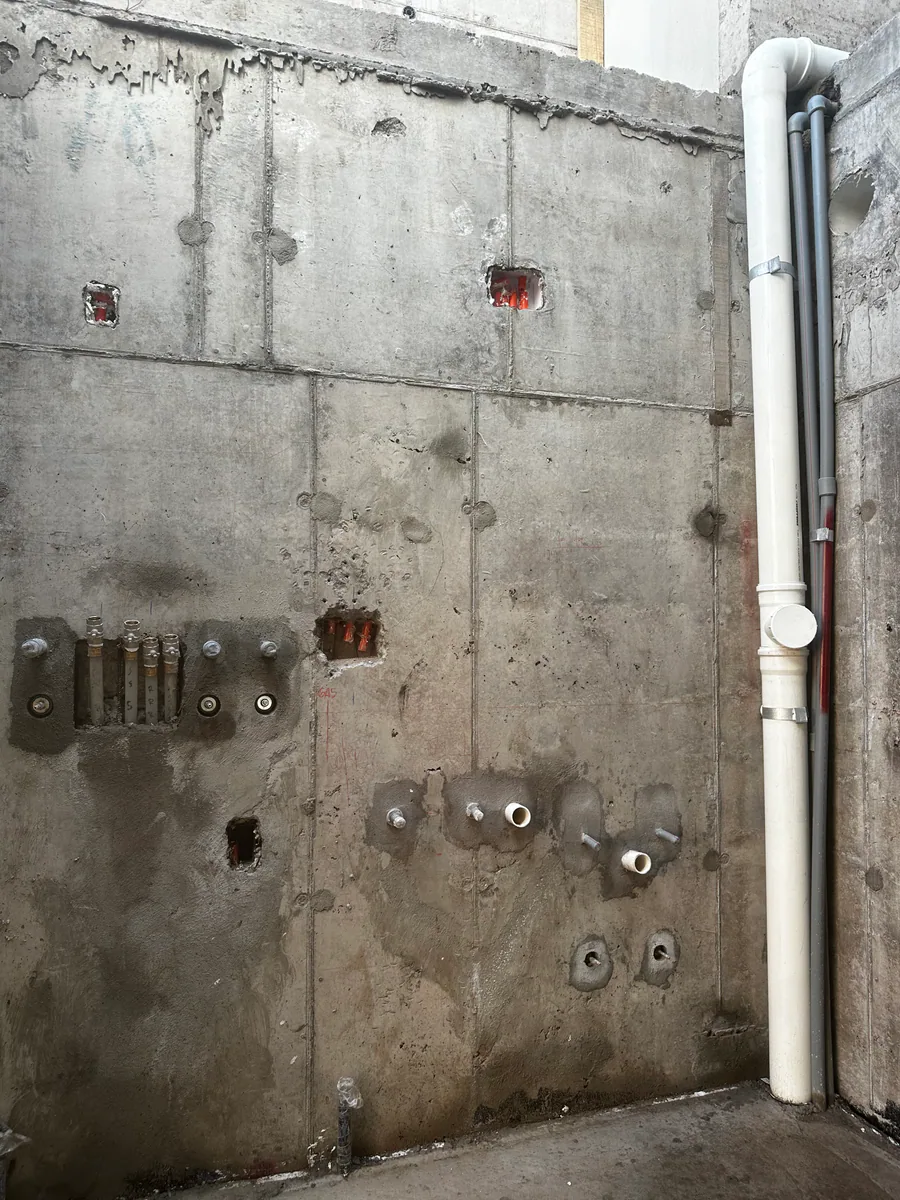 Arranques sanitarios dispuestos sobre muro de hormigón