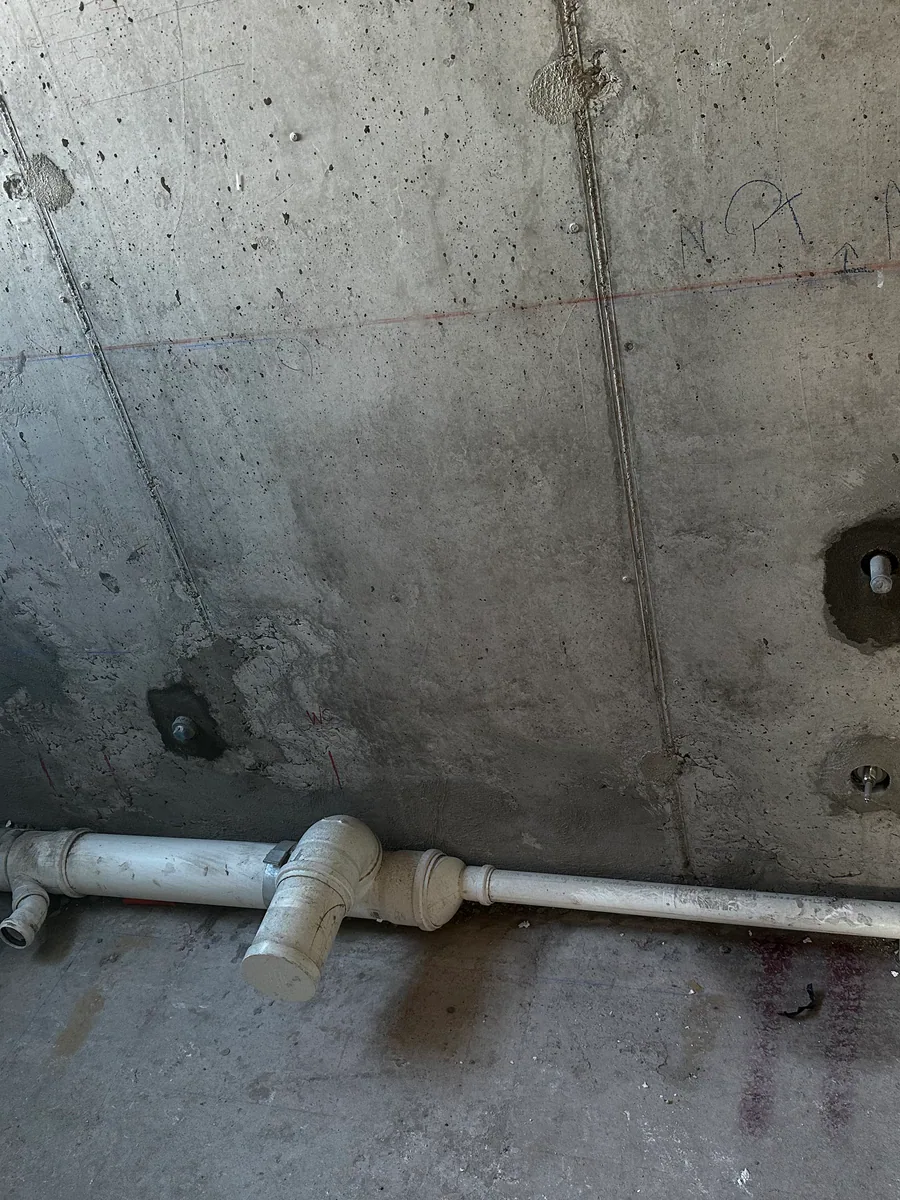 Ramales y descargas sanitarias instalados a nivel de piso