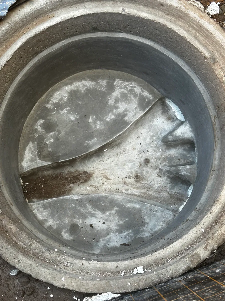 Interior de una cámara de inspección sanitaria construida en terreno