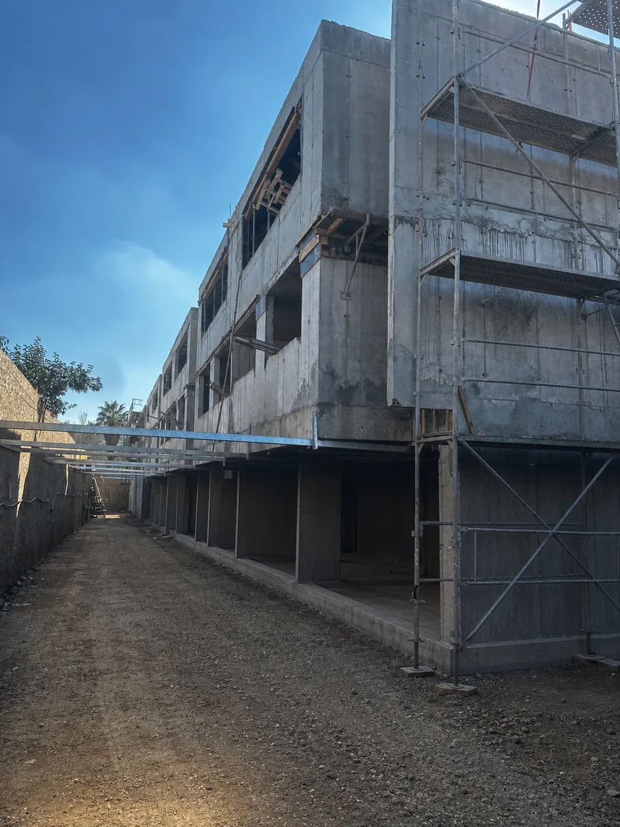 Vista exterior ordenada del Condominio Puerto de Palos en construcción