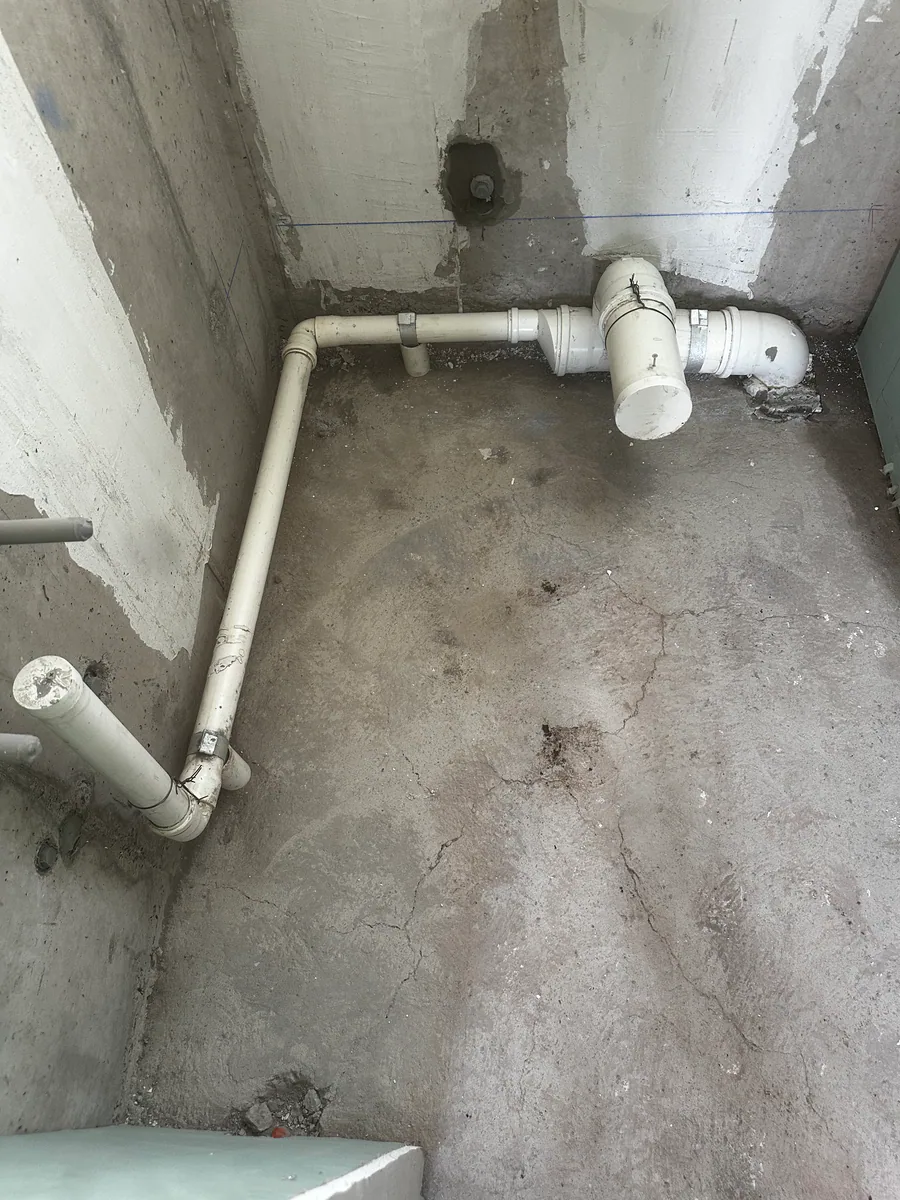 Descargas sanitarias instaladas en un recinto sin terminaciones
