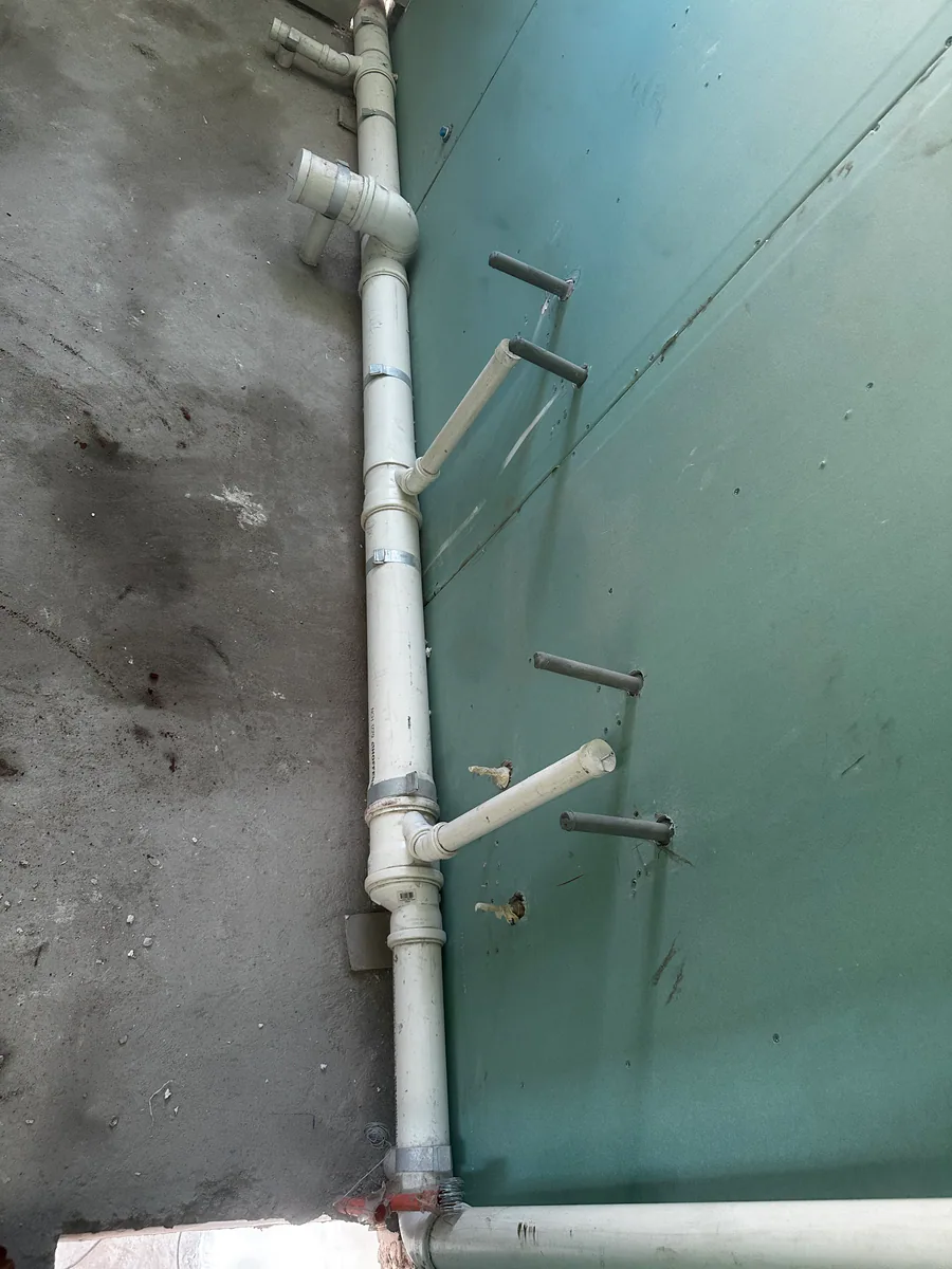 Montante sanitaria y ramales fijados sobre un tabique en ejecución