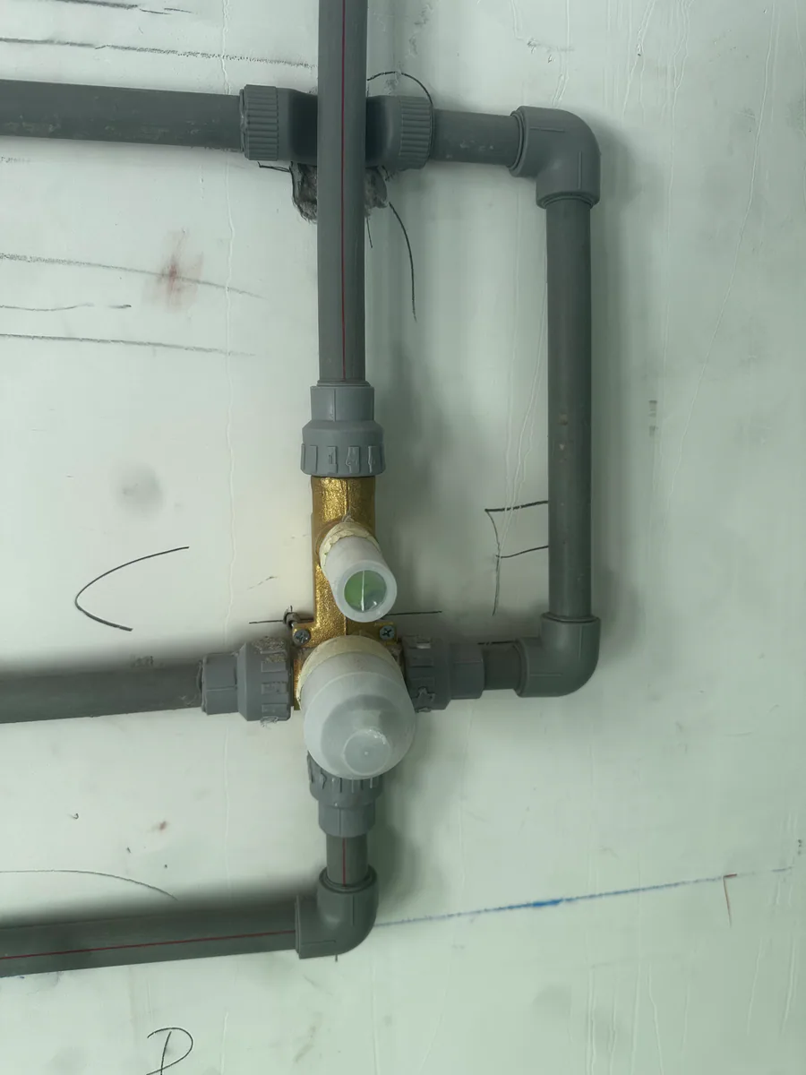Detalle de válvula y uniones instaladas en la red sanitaria