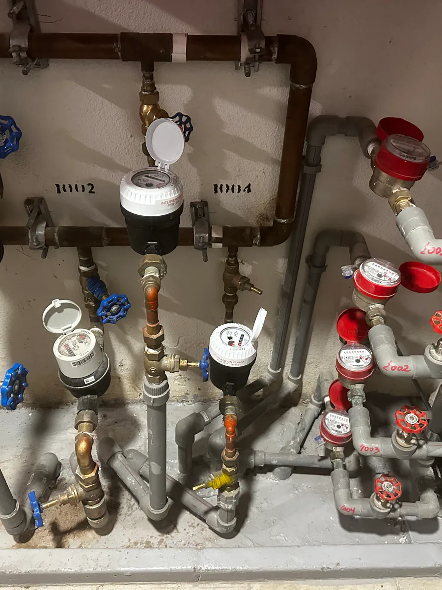 Conjunto instalado de medidores y válvulas del edificio