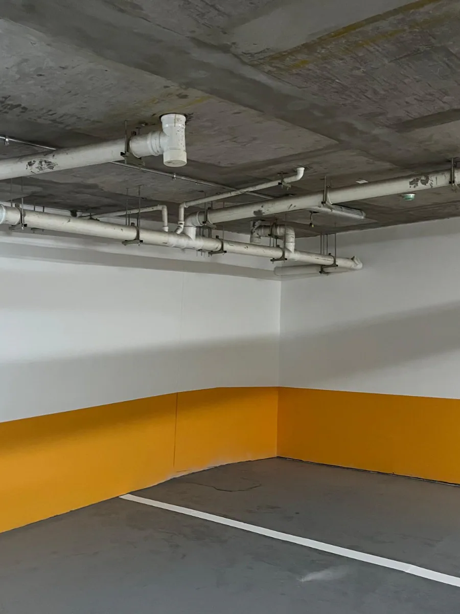 Distribución sanitaria instalada sobre el nivel de estacionamientos