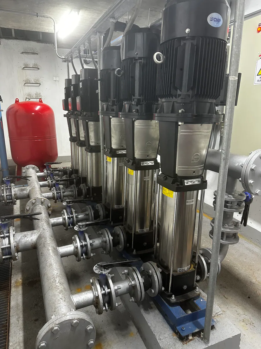 Sistema de bombas de presurización instalado en la sala técnica
