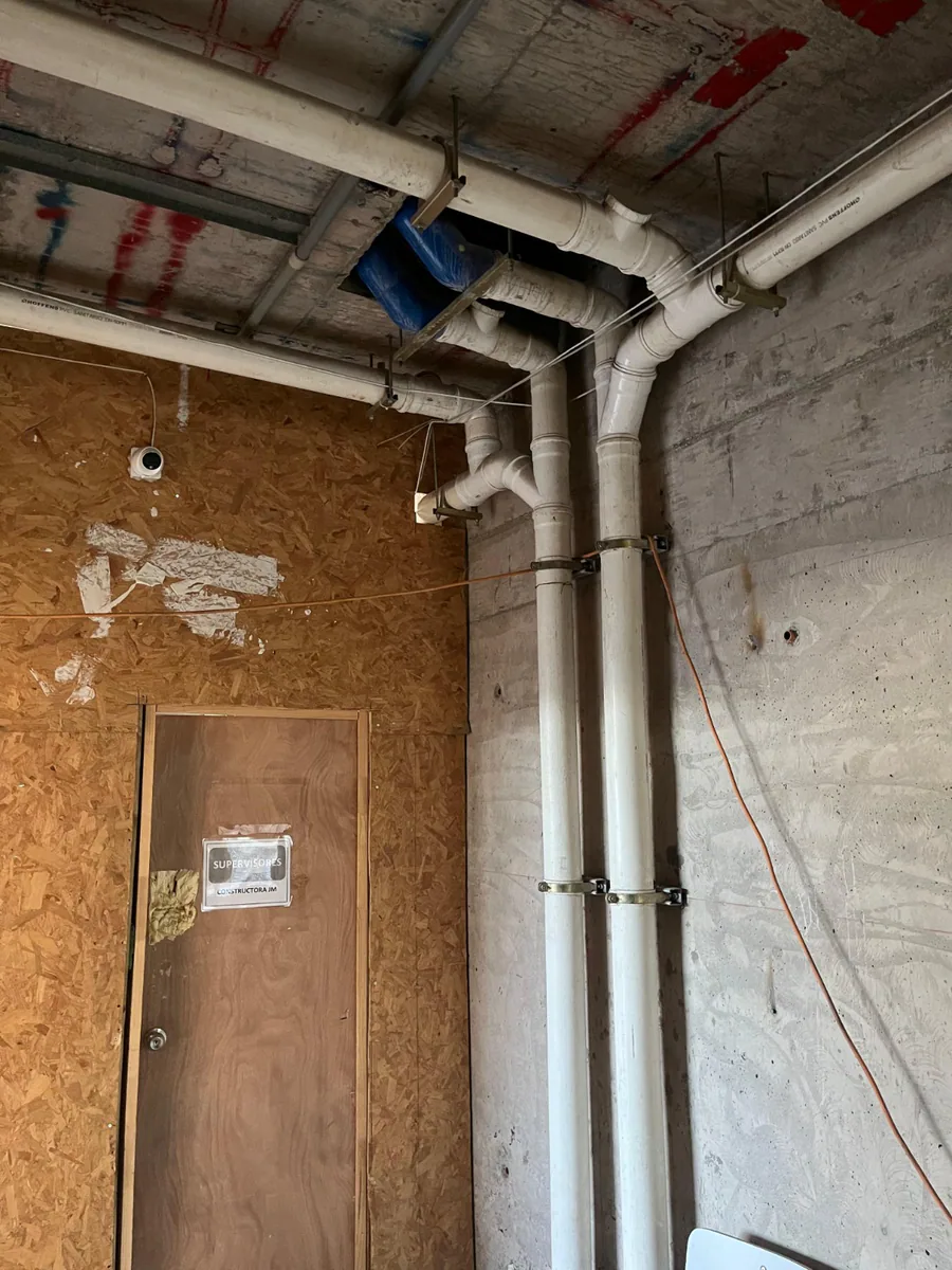 Montantes verticales instalados en el núcleo técnico del edificio
