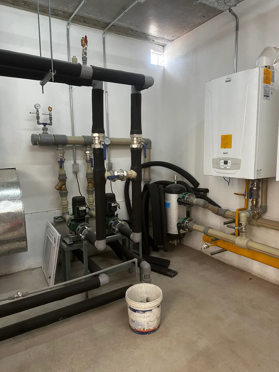 Equipos hidráulicos instalados en una sala técnica del edificio