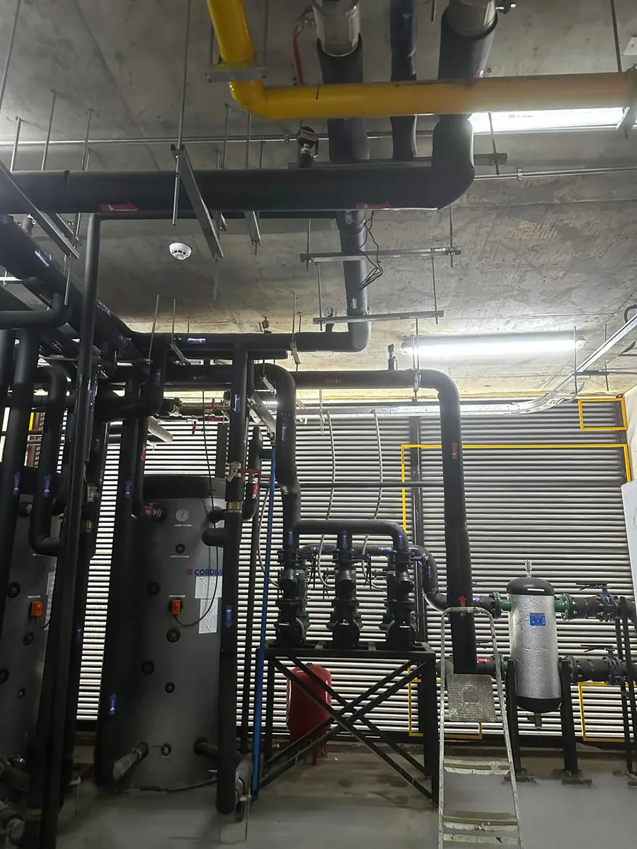 Sala técnica con equipos hidráulicos y redes coordinadas