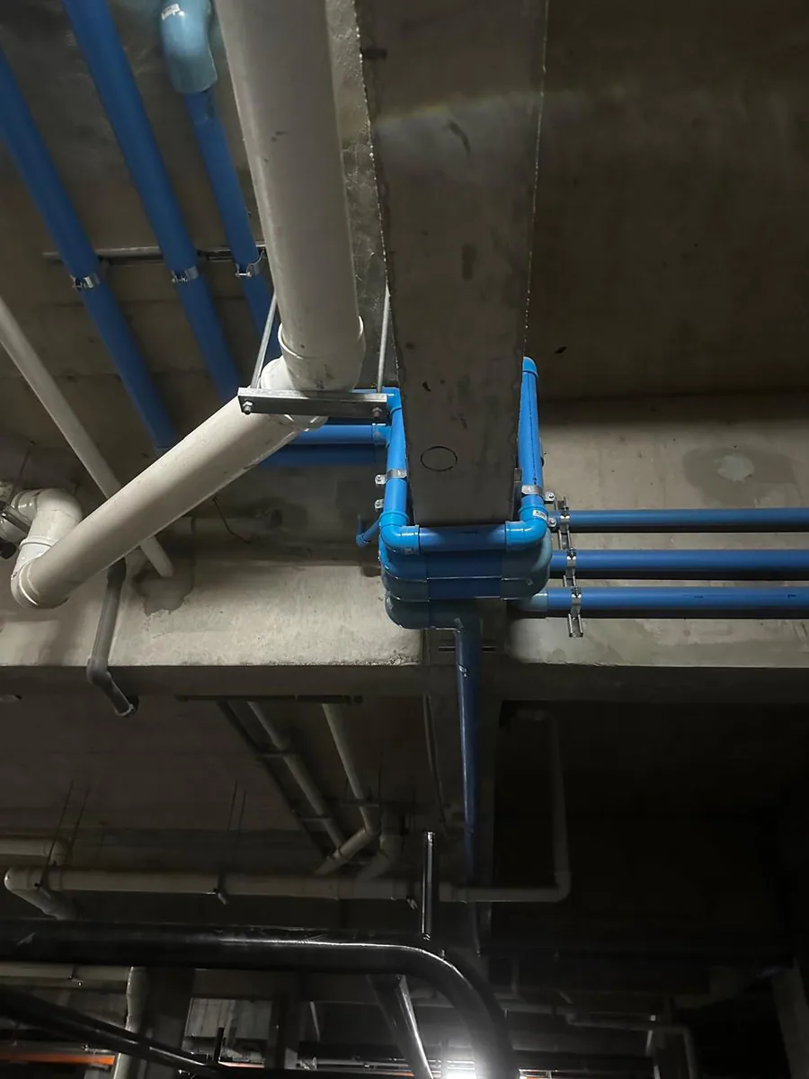Distribución de agua potable y descargas sanitarias bajo losa