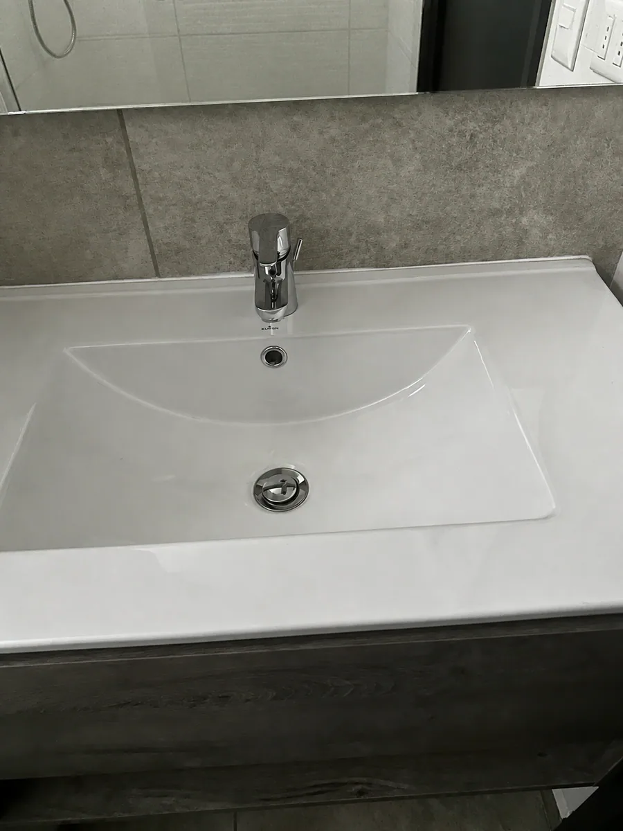 Lavamanos instalado sobre mueble terminado, sin reflejos de personas