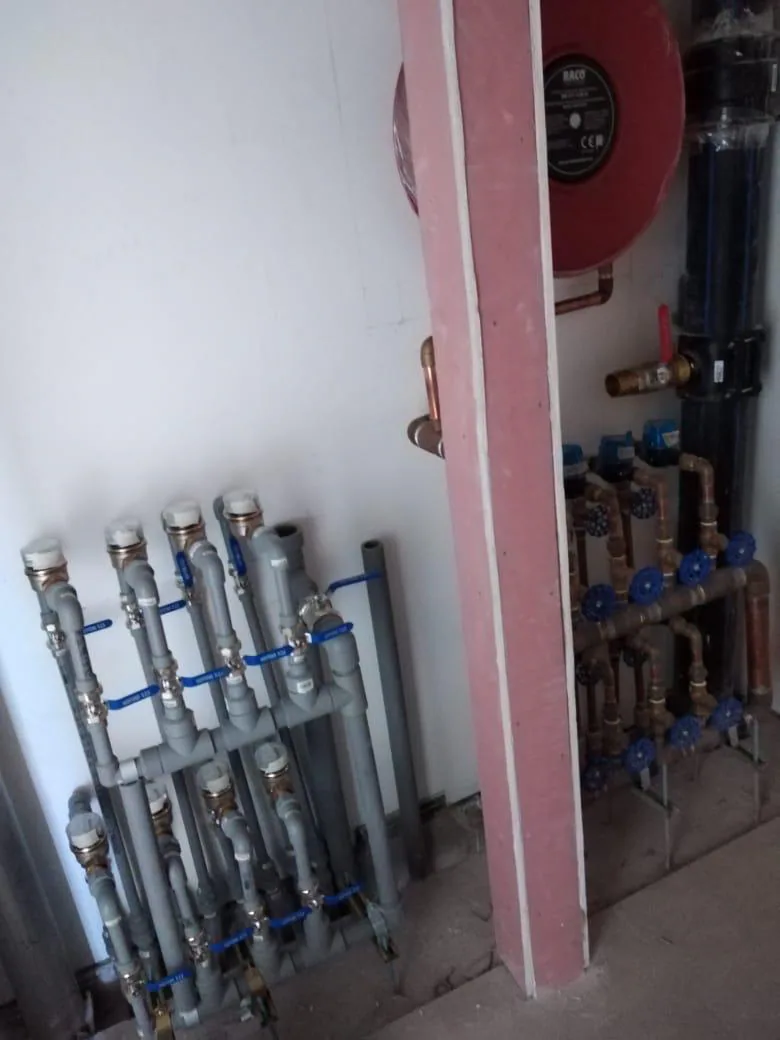 Detalle técnico de la batería de medidores y válvulas
