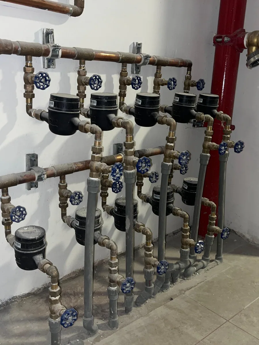 Colector de distribución sanitaria instalado en sala técnica
