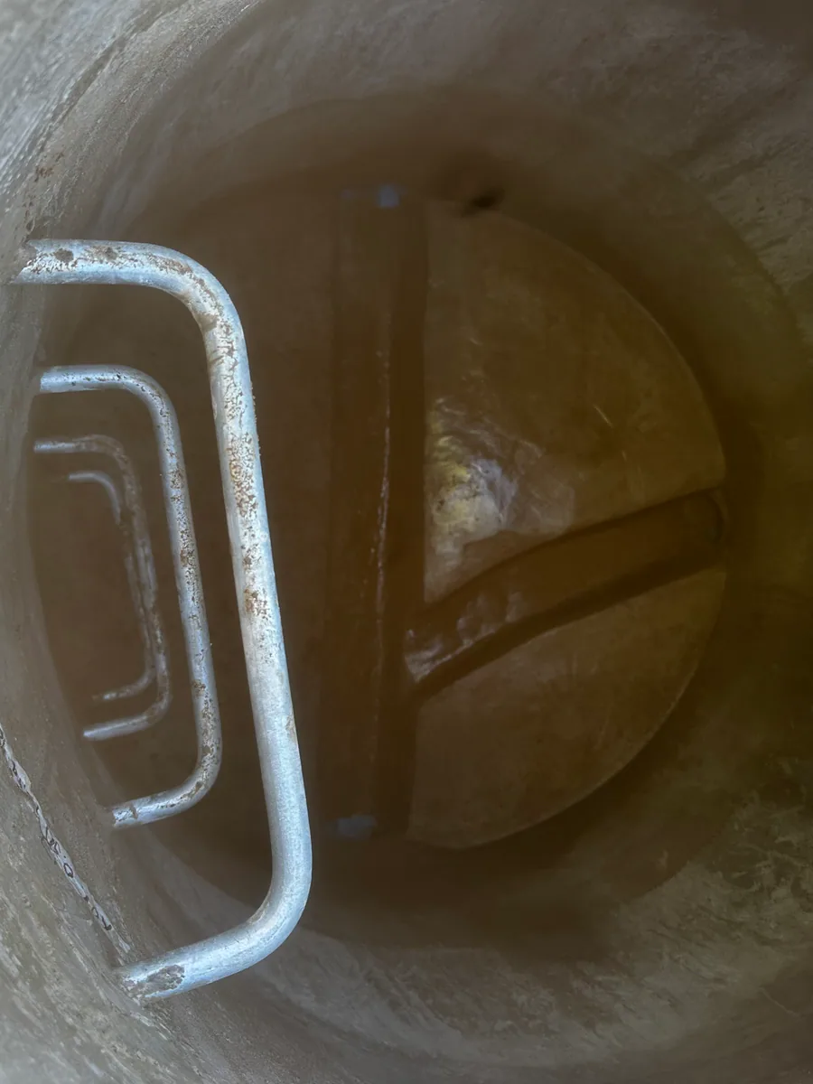 Interior de una cámara sanitaria construida en la obra